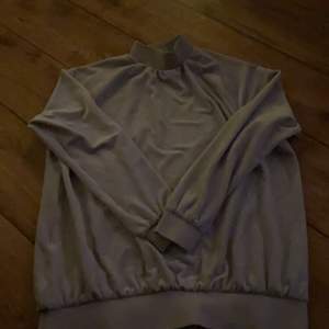En snygg lila tröja med skönt och mysigt tyg 