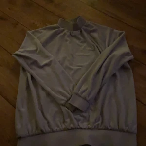 Lila - En snygg lila tröja med skönt och mysigt tyg 