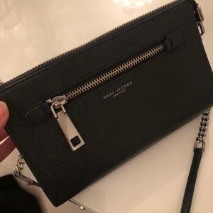 Marc jacobs axelbandsväska  - En äkta marc jacobs väska med silverdetaljer, köpt från jackie. Nypris är 3000 kr. Den är använd dock helt felfri. Priset kan diskuteras vid snabb affär.