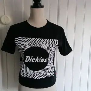 Skitsnygg t-shirt från Dickies som är för liten för mig:(. Nypris:600. Pris kan diskuteras ! 