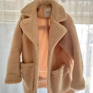 Teddyjacka  - Mysig teddyjacka som är perfekt nu när det är kyligt ute! Varan har inga defekter. Storleken är XXS, men passar ändå mig väldigt bra som är XS och skulle nog passa någon som har S då den är oversized! Läs mina villkor innan köp 🧚🏼💗