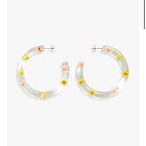 Oanvända örhängen - Säljer dessa het oanvända örhänget då jag även på dessa råkade köpa dubbelt. Köpta på monki för 150kr men säljer för 60kr exklusive frakt.