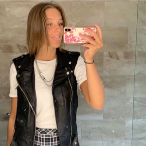 Skinnväst  - Jag funderar på att sälja min asballa skinnväst. Köpt på Afound, ordinarie pris: 1799 men köpt på rea för 1200. Skriv privat om du är intresserad 💕