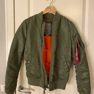 Alfa jacka - Äkta alfa jacka, som bata använts ett fåtal gånger. Original pris 2000kr. Pris kan diskuteras!