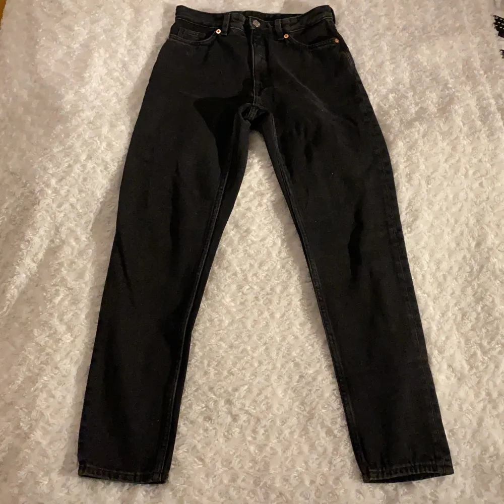 Fina högmidjade jeans från Monki i storlek W.26, tvättad färg 🖤🖤 Modell: Kimono 👖 Säljer på grund av att dem är för små. Inköpta nyligen och dem är helt oanvända 😚 Samfraktar gärna med andra plagg och betalning sker via Swish <33. Jeans & Byxor.