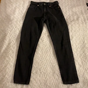 Jeans från Monki strl w.26 - Fina högmidjade jeans från Monki i storlek W.26, tvättad färg 🖤🖤 Modell: Kimono 👖 Säljer på grund av att dem är för små. Inköpta nyligen och dem är helt oanvända 😚 Samfraktar gärna med andra plagg och betalning sker via Swish <33
