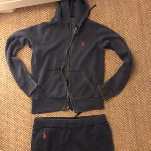 Mörk blått Ralph lauren mjukissätt - Man kan köpa byxorna å tröjan för sig också för 450 kr styck!! Storlek medium kvinna. Bra skick!