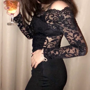 Svart klänning  - Super snygg klänning från Nelly (Märke :NLY ONE)  , i storlek XS. Använd 1 gång så klänning är precis som ny. pris: 65kr + Frakt ☁️   skriv i kommentarerna eller privat till mig vid intresse