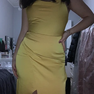 Gul satinklänning - Gul satinklänning från fashionnova. Säljes då den aldrig har kommit till användning. Klänningen är endast testad och i väldigt bra skick. Något tajt på mig som normalt bär S eller 36, jag är 155cm för referens. Perfekt till bal/ fest. Köparen står för frakten, jag kan även mötas upp i Stockholm/ Sundbyberg. 
