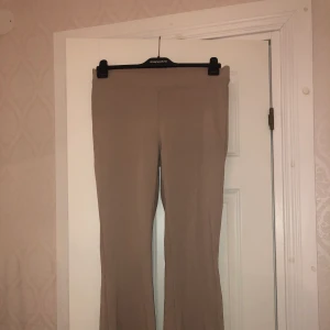 Tights - Beiga bootcut tights. Jag är 163 cm och dom är lite för korta för mig. 💕 använda några gånger, väldigt fina. Köpta från Ginatricot 