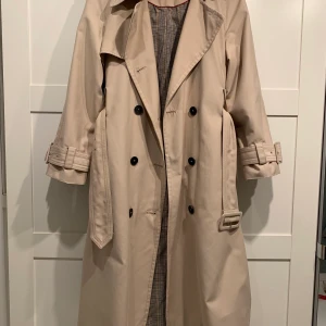 Beige kappa från Zara i storlek S  - Sparsamt använd. 