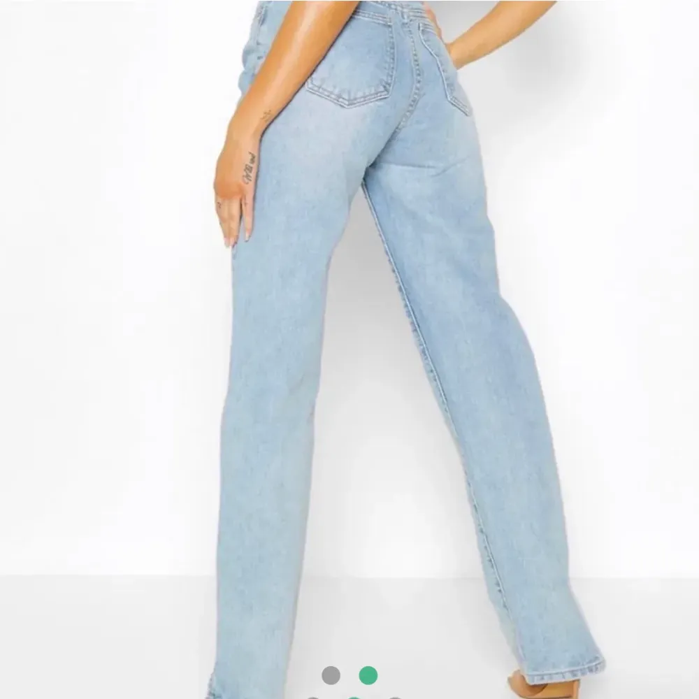 Säljer dessa populära jeans från boohoo som är slutsålda på hemsidan. De är i nyskick då jag bara provat de och insett att de var lite för stora. De är högmidjade och har en slits nere vid varje ben. Kan fraktas eller mötas upp i Uppsala! (Bild 1 och 2 lånade bilder) tveka inte att höra av er! . Jeans & Byxor.