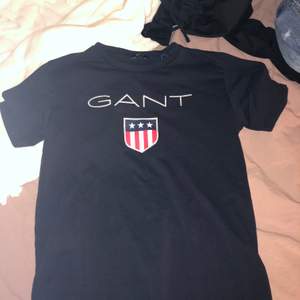Säljer denna GANT t-shirt,använd få gånger,inga fel!