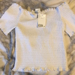 Sommar tröja - En sommar tröja, strl. S, prislapp finns kvar och är oanvänd🌸