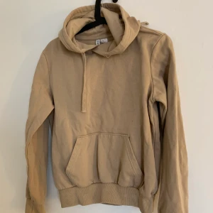 Hoodie  - Säljer då jag inte tycker att jag passar i färgen 