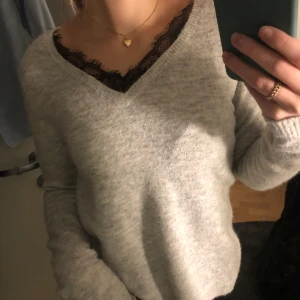 Stickad tröja - Stickad tröja från VERO MODA! Storlek XS. Super fin och skön! Snygg spets detalj vid halsen. Säljer för 80kr + frakt 💖💗
