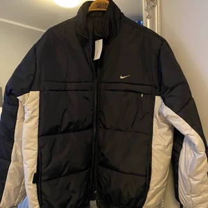 Vintage NIKE puffer - Ovanlig och vintage nike pufferjacka, går att vända ut och in och bäras även så. Buda i kommentarerna från 600, varje bud ökar 20kr🤛🏽😁  Budgivning slutar måndag 12.00!