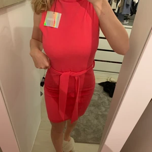 Missguided klänning - Helt oanvänd Missguided klänning med prislappar kvar. Super fin men har tyvärr aldrig kommit till användning! 🥰
