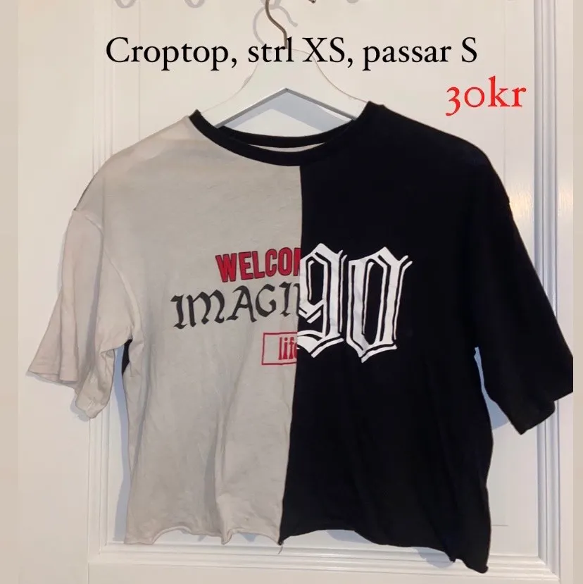 Fin croptop med coolt tryck. Fint skick, 30kr +frakt 🤎✨. T-shirts.