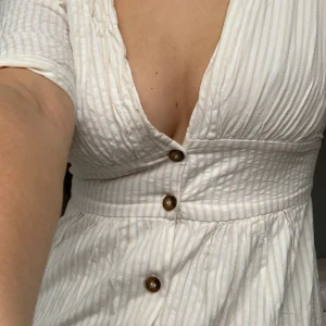 Sommarklänning i vintagestil - Köpt från Vero Moda, nypris ca 400 kr - använd vid enstaka tillfällen, jättebra skick! Går till mitten på vaderna på mig som är 166 cm ❤️❤️