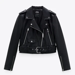 Zara skinnjacka strl M - Säljer en helt ny skinnjacka från Zara i storlek M. Köpte den innan vinter, men den är nu för liten. Tänkte därför passa på att sälja den innan våren!!⭐ Prislappen är fortfarande på, då jag aldrig hann använda den. Nypris = 559, men säljer den för runt 400 kr. Kom gärna annars med prisförslag, inget är för dumt/lågt! (Vill bara bli av med den, då den tar plats)🥰 Köparen står för frakt och skicka dm för fler bilder!❤ (obs, frakten kan variera! Kan även tänka mig att dela på fraktkostnaden om det är snabb affär😁)