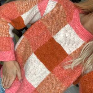 Säljer en superfin stickad tröja från Gina tricot🤩 tröjan har rosa/brun/beigea färger på sig!