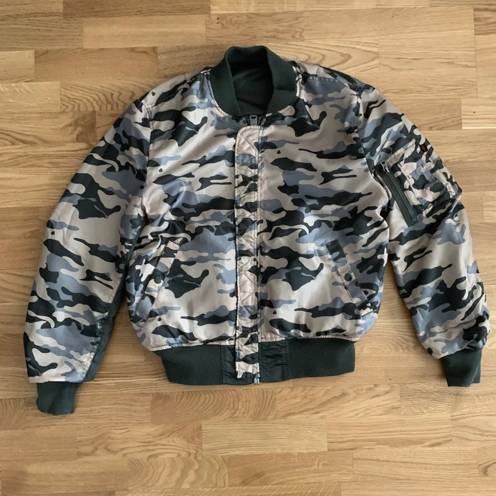 Bomberjackan i strl M, alpha Industries, vändbar, som helt ny. Frakt tillkommer . Jackor.