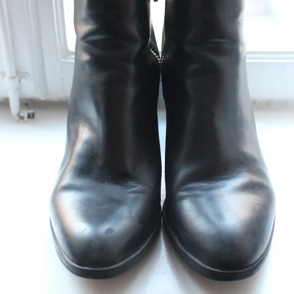 Super comfortable leather heel boots from H&M, they are in really good condition! The size is 39.  The price is negotiable, so feel free to send me a message to discuss or if you want more information/pictures!☺️ I accept Swish and PayPal if you rather do that! . Skor.