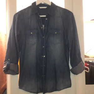 Jeansskjorta S. 36 - Jeansskjorta från only i storlek 36. Fint skick. 