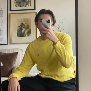 Gul Ralph Lauren tröja  - Gul tröja från Ralph Lauren, är i storlek XL men skulle säga att den är som en M/L. Jättefint skick. (BUDGIVNING I KOMMENTARSFÄLTET ifall flera är intresserade, köpare står för frakt och betalar med swish.) 