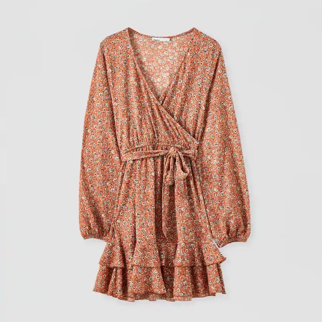 Blommig röd klänning (långärmad) volang - 90