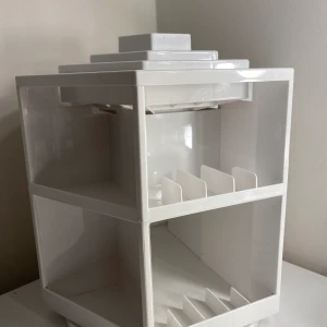 Smink förvaring - Smink förvaring som är roterbar gott om förvaring till sminket!