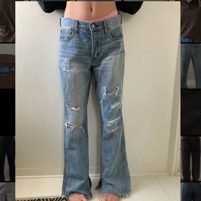Ljusblåa midwaist jeans med slitningar och slits nere vid foten! Går ner till marken på modellen som är 168. Jeans & Byxor.