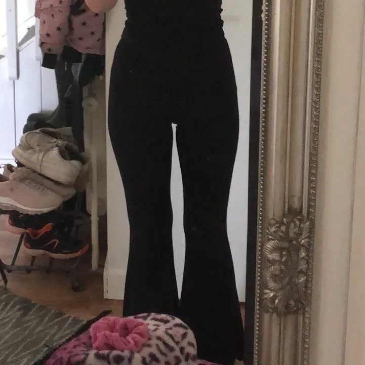 🖤Svarta utsvängda leggings i storlek XS.                      📦Köparen står för frakten.. Jeans & Byxor.