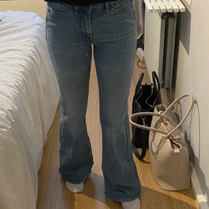 Wrangler jeans  - Kollar om det finns något intresse för mina älskade bootcut jeans från wrangler. Säljs då de inte kommer till användning   W27 L34. Jag är 170cm lång. Låren:44cm i omkrets och linningen:72cm i omkrets. Innerbensmått: 84cm.  De är även lite stretchiga😄 buda från 200kr+frakt