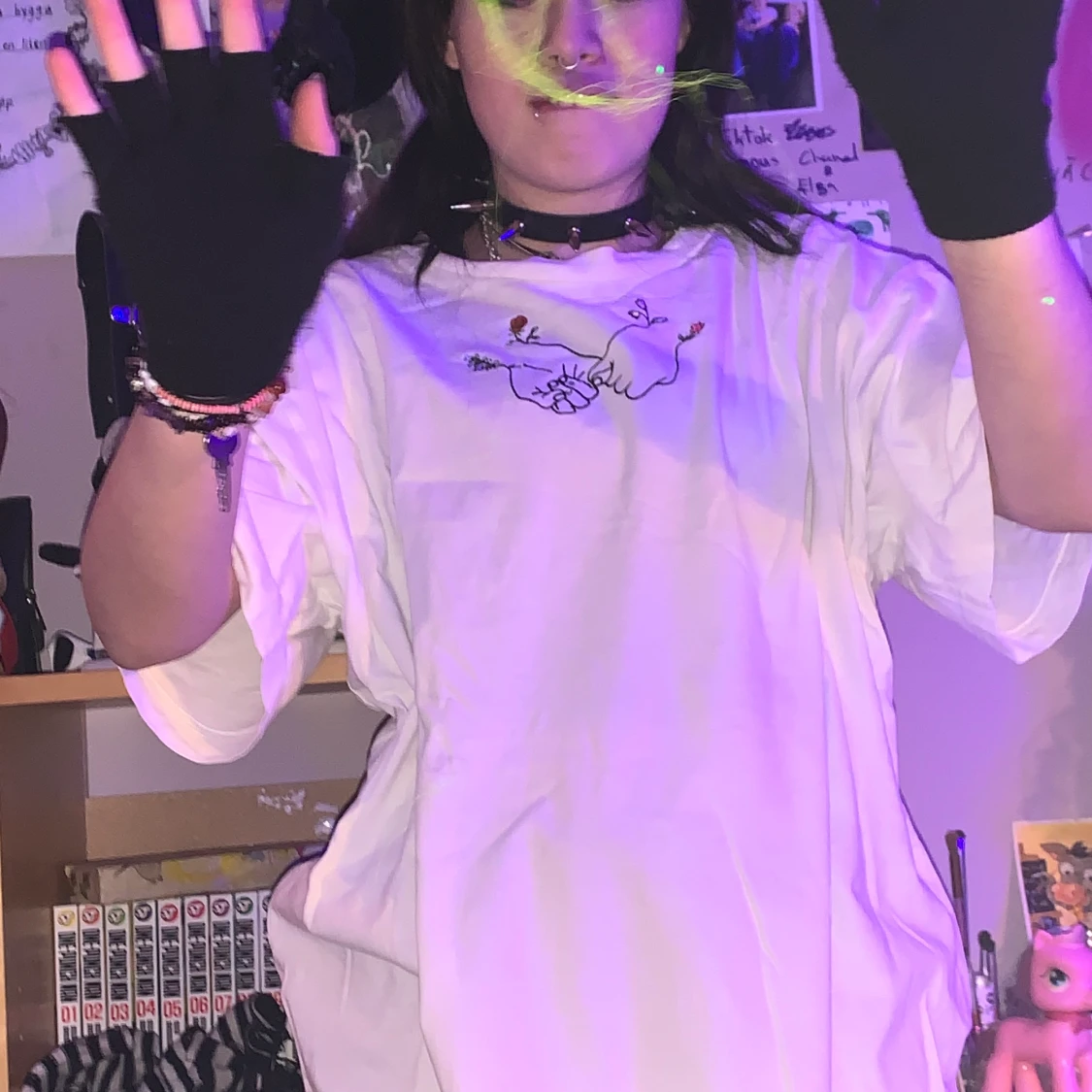 Vit t-shirt med broderat tryck:) - 90