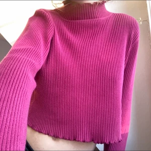 Rosa polo💘 - Vacker tröja från Urban Outfitters i så fin färg och så bra skick! Superdupermjuk.Den är köpt från deras vintage del i en affär i Hamburg! Tror att den är köpt för ksk 250kr. Jag brukar ha S! 💓💓 (färgen är som första)