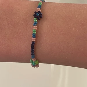 Armband - ✨Jättefint färgglatt armband med blommor✨(frakt ingår redan i priset) pris kan diskuteras