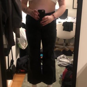 Lågmidjade jeans - Low-rised jeans med utsvängda ben. Köpta second hand. Vita detaljer i sömmarna. Frakt 69kr eller mötas upp i Malmö/Lund