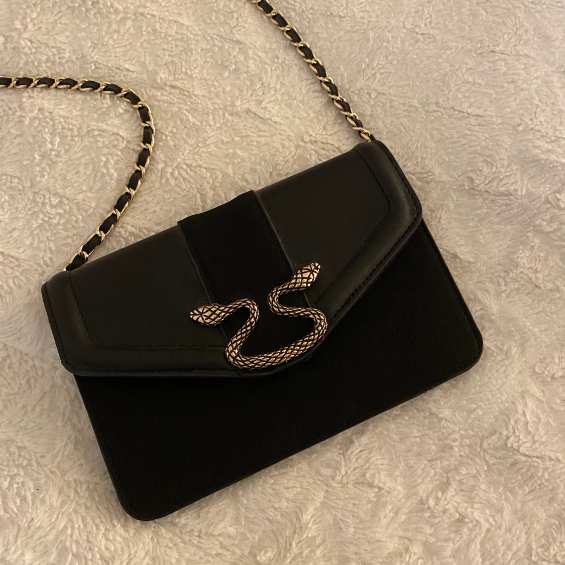 Väska med guldiga detaljer