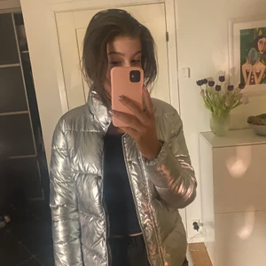 Silvrig jacka  - Säljer en as cool silvrig jacka, då jag har en liknande. Endast använd någon gång så i nyskick. 