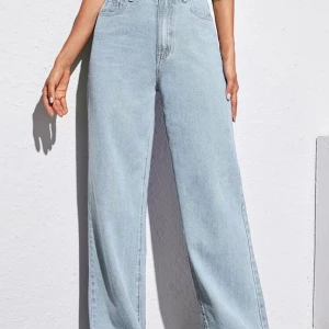 Vida jeans - Vida jeans från SHEIN. Väldigt fina och har en bra passform, de är inte genomskinliga. Säljer eftersom jag inte använder dem längre. Köpta för 350, mitt pris 150 eller bud. 