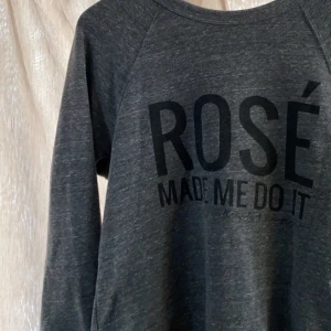 oversized grå sweatshirt  - super fin oversized grå sweatshirt med ett tryck på!! köpt för 499kr säljer för 50kr + frakt säljer pg.a använder aldrig satt i mycket fint skick