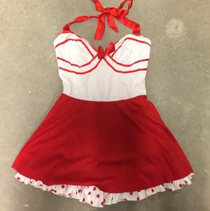 Supersöt strandklänning/ pin up klänning i rött och vitt! OBS miniklänning , mkt kort i längd