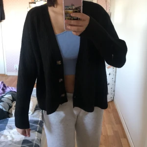 Kofta från lager 157 - Söt kofta som kan bäras med en topp under, bara en bralett eller om man känner sig lite rebellisk ingenting alls under;) Rensar garderoben o denna kofta kommer inte till så mycket användning som den kan göra hos någon annan💕 Storlek XS/X, 150kr inklusive frakt💗