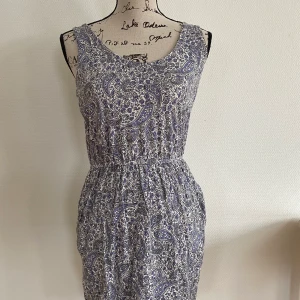 Fin klänning från H&M - Väldigt fin och somrig klänning att ha på en sommar vardag! 😍🔥