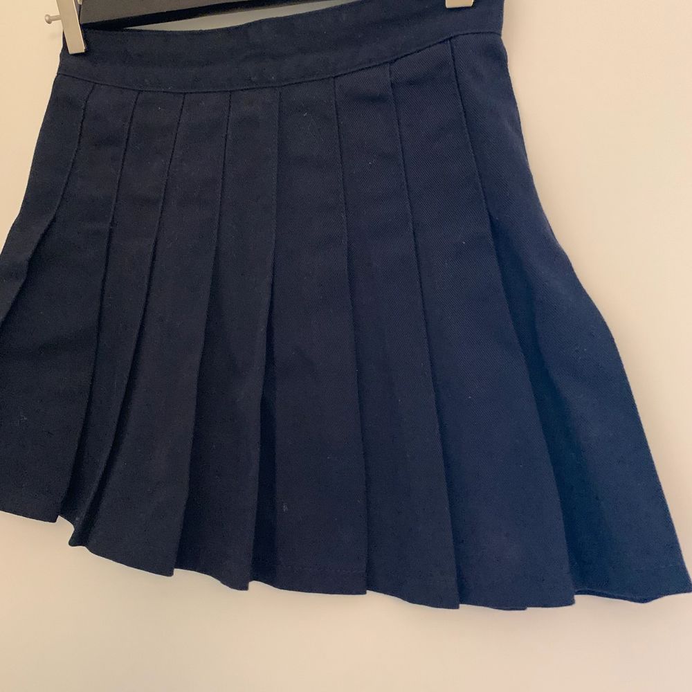 SÅLD! En marinblå superfin tenniskjol i storlek S, köpt på Brandy Melville’s EU-hemsida 🇪🇺💓 I jättebra skick, endast använd 2-3 gånger eftersom den är lite för kort för mig som är 174cm 💞🤍 Skriv privat ifall ni vill ha fler bilder! Buda i kommentarerna från 100kr 💘 KÖP DIREKT FÖR 300 inkl. frakt 💓. Kjolar.