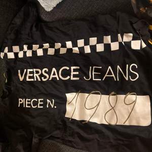 Super fin Versace tröja använd enstaka gånger men är i fint skick, svart vit även äkta med nypris på 700 från Zalando men e oversized storlek s