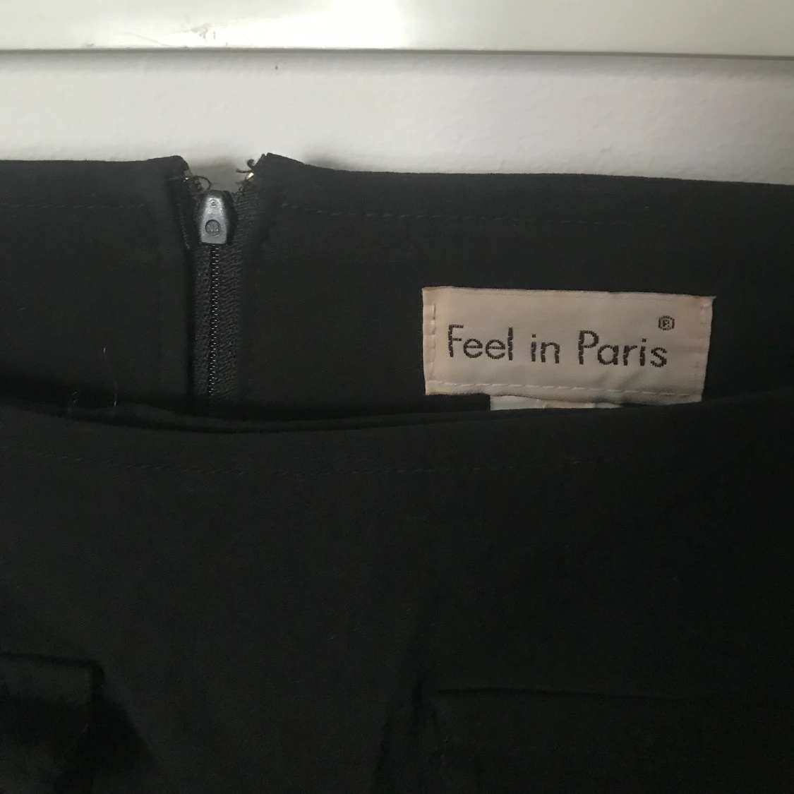 En lång, tajt, högmidjad svart kjol - 91