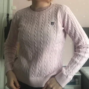 Rosa kabelstickad bondelid - Jättefin kabelstickad tröja i rosa från bondelid, storlek S sitter bekvämt och rymligt på mig som är en mindre S. Bra kvalitet och säljer pga att det inte är min stil längre. Orginalpris runt 700kr.